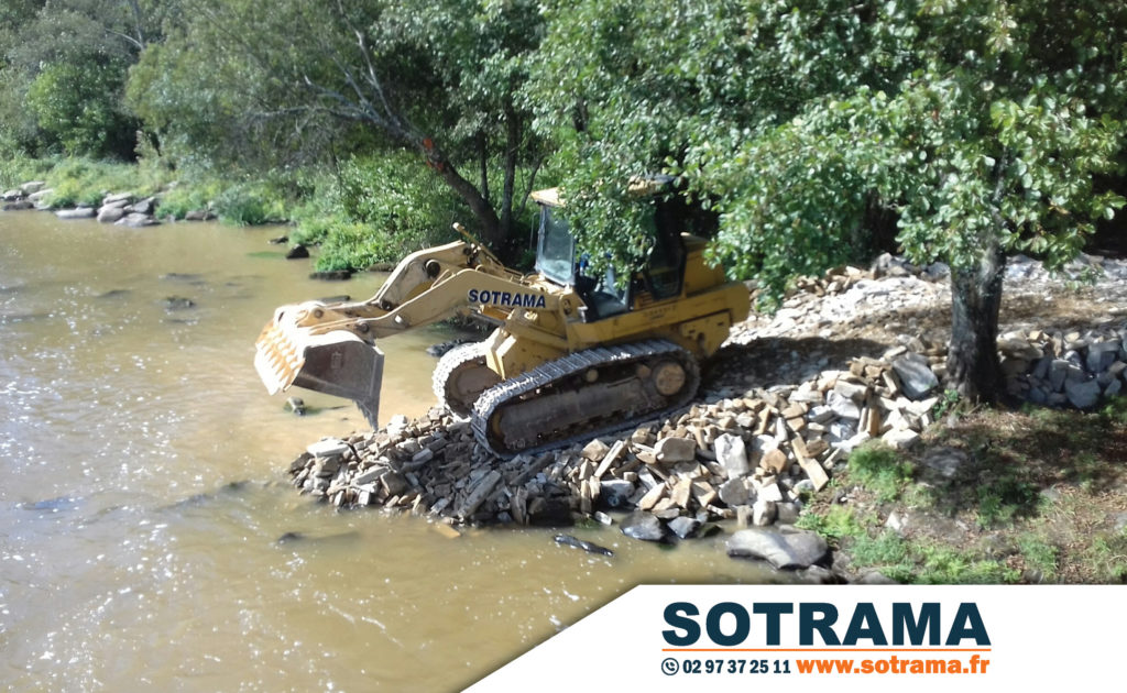 Engin chantier rivière réalisation batardeau Blavet Bretagne travaux publics