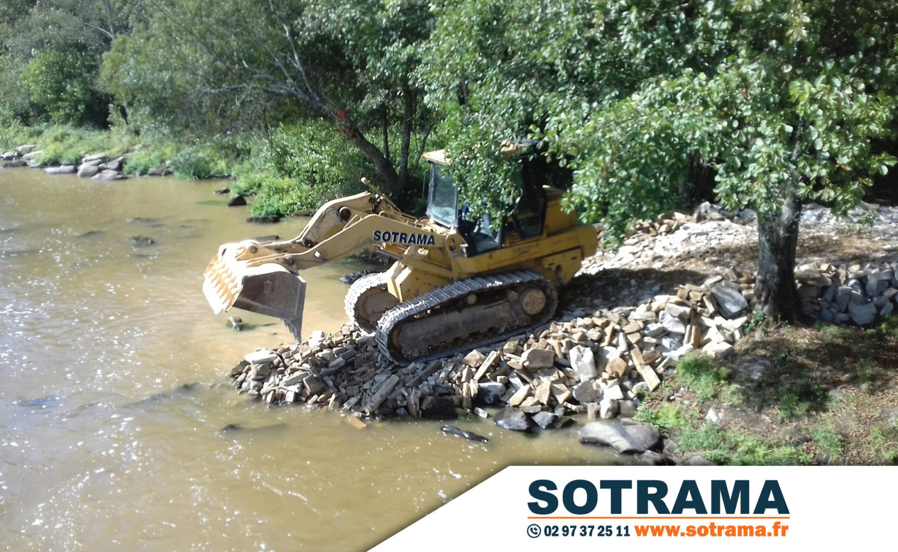 Engin chantier rivière réalisation batardeau Blavet Bretagne travaux publics