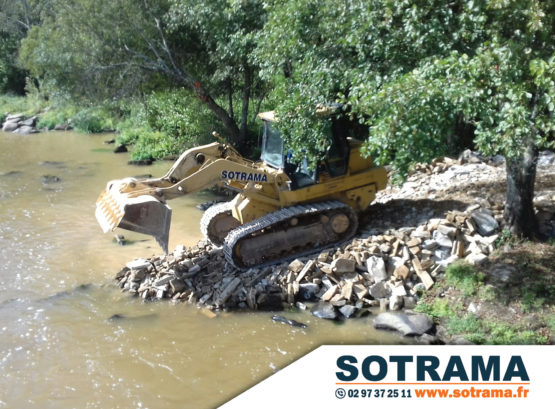 Engin chantier rivière réalisation batardeau Blavet Bretagne travaux publics