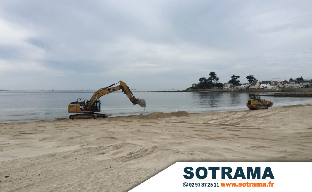 Engins chantier plage Bretagne Morbihan travaux publics réensablement Larmor Plage