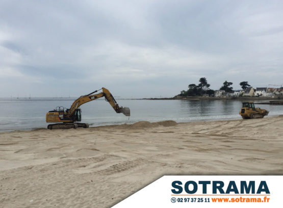 Engins chantier plage Bretagne Morbihan travaux publics réensablement Larmor Plage