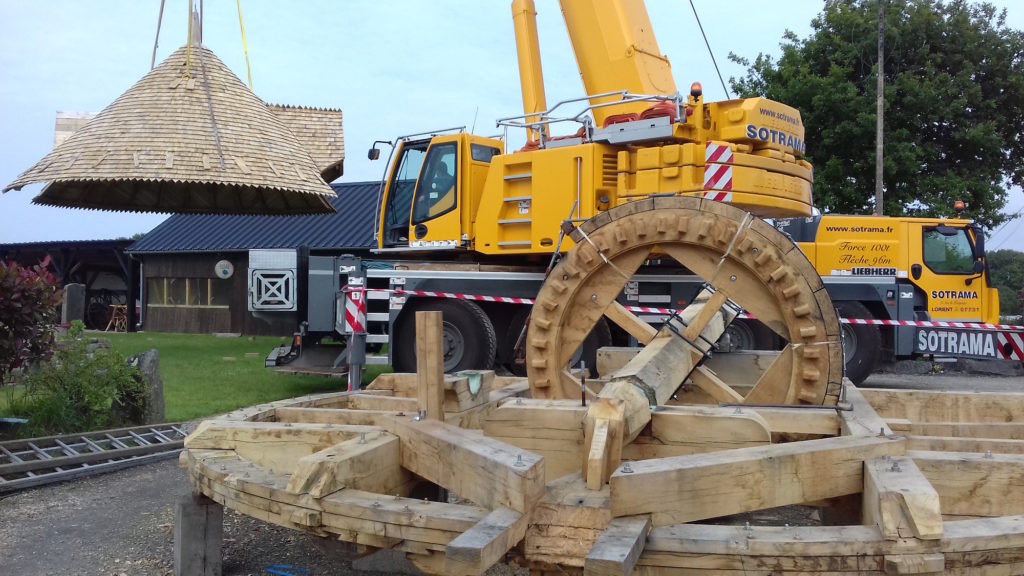 levage manutention toit en bois construction réplique vieux moulin Association au Pas d’Antan Plemet