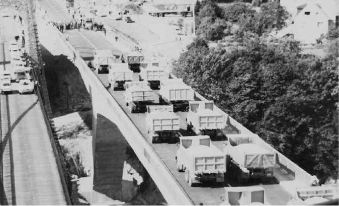 Camions pont marchandises Sotrama Lorient Bretagne construction architecture chantier