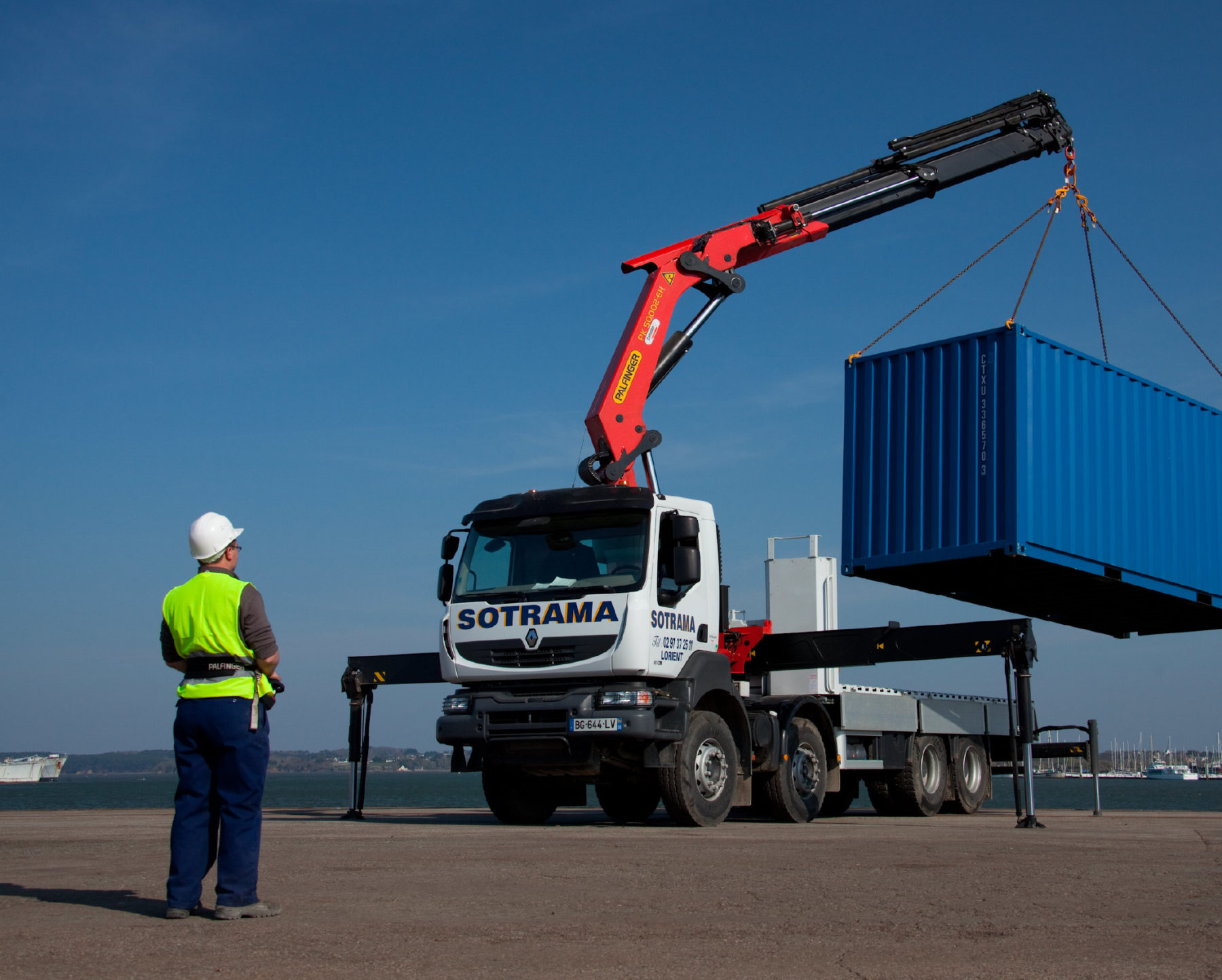 Service de location avec chauffeur de camions, de bennes aluminium ou enrochements, de portes-engins ou de camions bras de levage en Bretagne. Transport de matériaux de carrière, d’enrobés, de DIB.