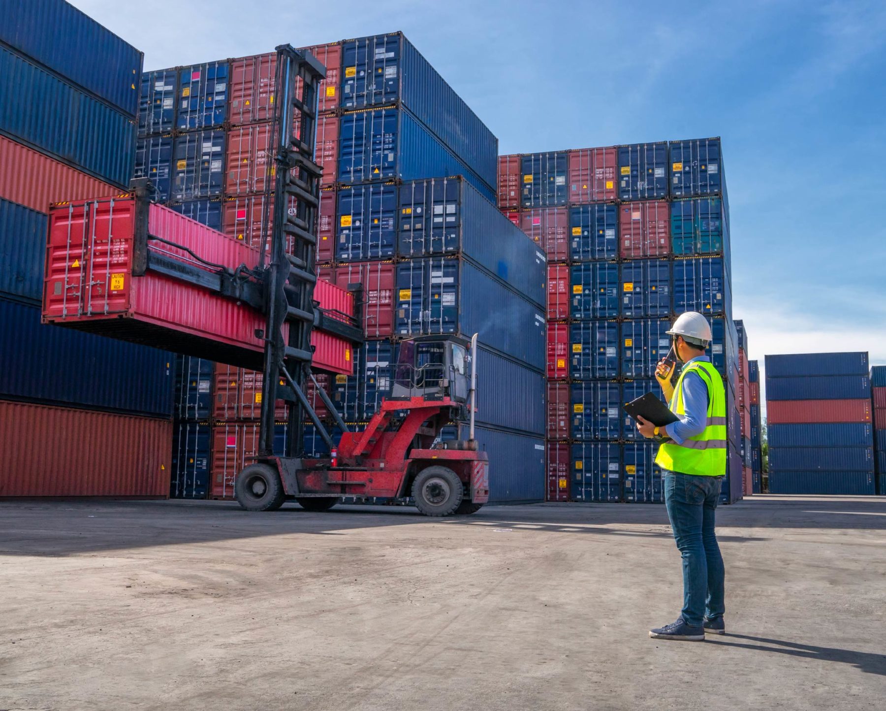 Containers port chantier matériel stockage entreposage maritime